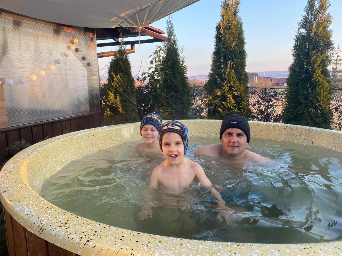 Margareta Vendeghaz Hotel Lupeni  Bagian luar foto