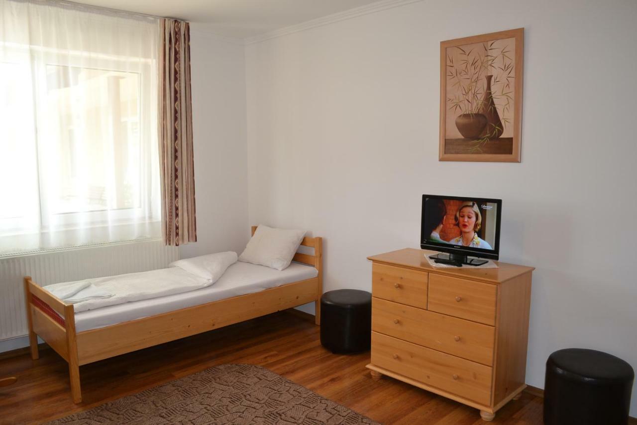 Margareta Vendeghaz Hotel Lupeni  Bagian luar foto